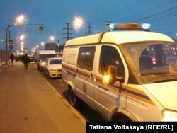 У входа на территорию СКК