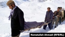 مردم جسد سربازی را که در نتیجه برف کوچ جان باخته انتقال می‌دهند.