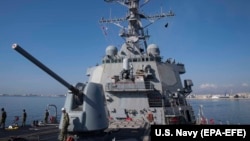 Distrugătorul USS Donald Cook (DDG 75) din clasa Arleigh Burke, cu rachete teleghidate la bord, părăsind portul Larnaca, 9 aprilie 2018.