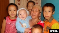 Жанат Макатова со своими детьми. Село Еркинкала Атырауской области, 15 октября 2009 года.