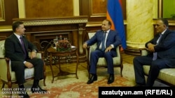 Премьер-министр Армении Овик Абрамян принимает министра транспорта и связи России Максима Соколова, 25 июня 2015 года 