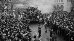 1989 a fost ultimul an de existență al mai multor regimuri comuniste. Spre deosebire de alte state de pe continent, care au avut parte de tranziții pașnice către democrație, în România au murit peste 1.000 de oameni. Imagine din 22 decembrie, București. 