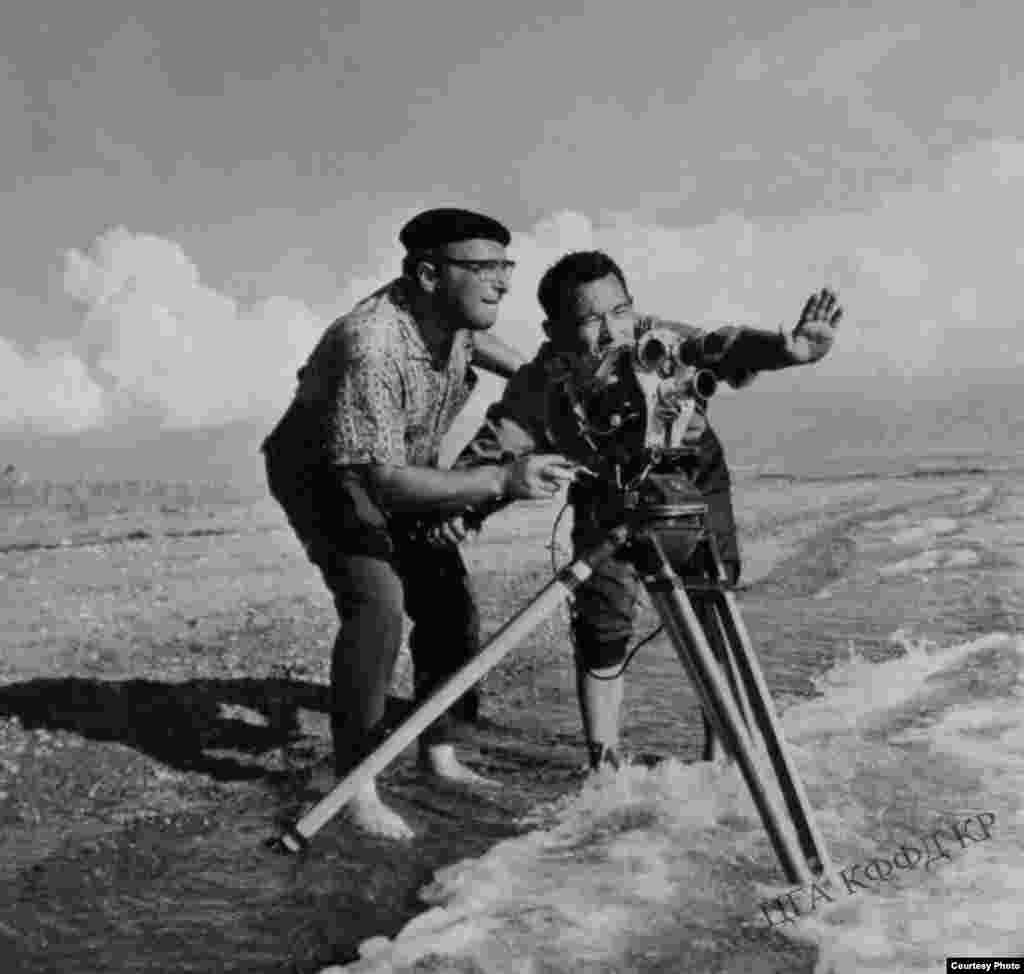 Режиссер Михаил Шерман и оператор Карим Абдыкулов на съемках фильма на озере Иссык-Куль, 1966 год.