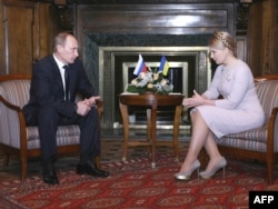 Прем'єр-міністр Росії Володимир Путін і прем'єр-міністр України Юлія Тимошенко. Ялта, 19 листопада 2009 року