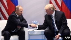 Vladimir Putin i Donald Trump na početku bilateralnog sastanka