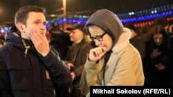 Ксенія Собчак (спрва) на місці вбивства Бориса Нємцова у Москві
