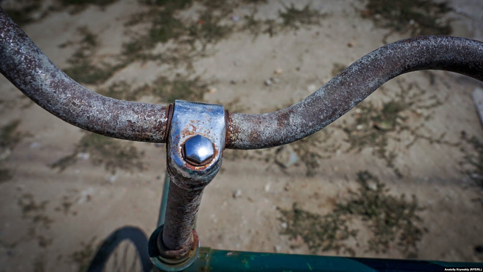 Налет уже разъел никелированную поверхность велосипедного руля