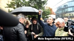 Активисты у здания правительственной канцелярии в Тбилиси