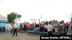 Акция по перекрытию автодороги Ош-Бишкек сторонниками Камчыбека Ташиева, 4 июня 2013 года.