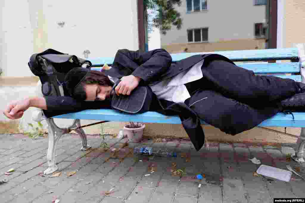 Хасид спить на лаві у білоруському Гомелі. &nbsp;