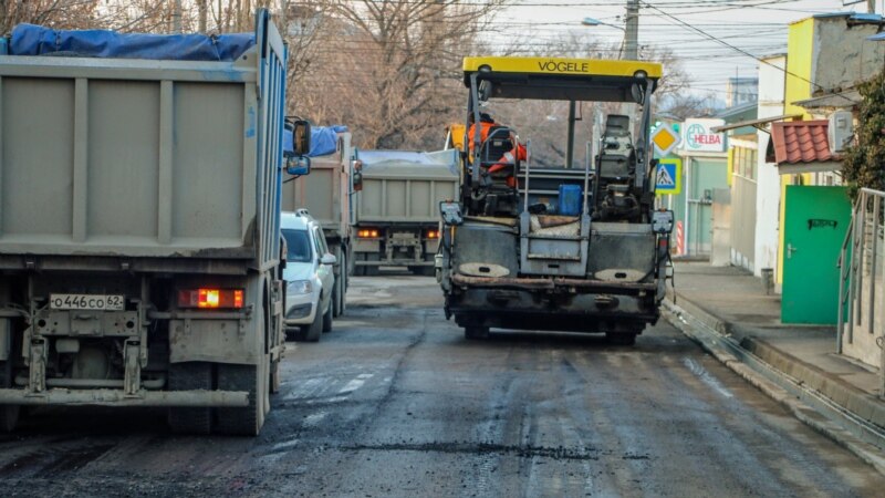«Воруют на них безнаказанно»: почему в Крыму не могут построить качественные и надежные дороги?