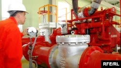 A worker checks the pressure of the pipeline inside the oil terminal in Hazar city in the Balkan district of Turkmenistan. (file photo)