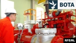 Një punëtor kontrollon presionin në gazsjellësin në Turkemnistan. Fotografi ilustruese nga arkivi. 
