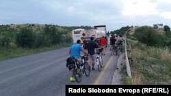 Мигранти од Сирија со велосипеди на автопатот Велес - Скопје. 