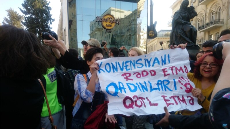 Azeri aktiwistleri aýallara edilýän zuluma garşy protest geçirdiler