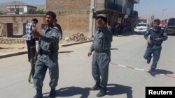 Афганські поліцейські біля місця атаки в Кабулі, 25 травня 2016 року