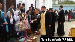 Киев патриархатына қарасты Әулие Михаил монастырындағы пасха мерекесі. 20 сәуір 2014 жыл.