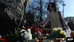 Свічки і квіти під Соловецьким каменем, Москва, 29 жовтня 2013 року