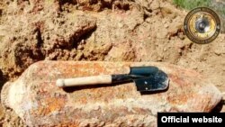 Қува туманида топилган бомба. "Постда" газетасидан олинган сурат.