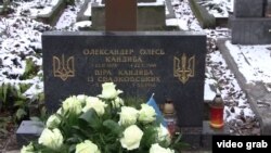 Надгробок Олександра Олеся та його дружини Віри Кандиби