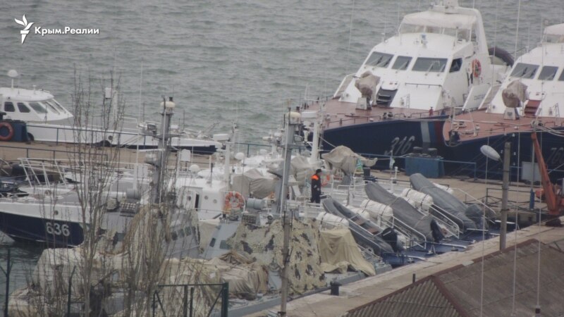 Российские военные в Керчи переместили и замаскировали захваченные украинские катера (+фото)