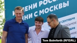 Алексей Шагал (ортада), Алексей Навальный (сол жақта), интернет сарапшы Антон Носик сайлау кампаниясы кезінде. Мәскеу, 1 тамыз 2013 жыл.