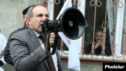 Armenia - Nikol Pashinian, a leader of the opposition Yelk bloc, campaigns in a Yerevan neighborhood, 11Mar2017.