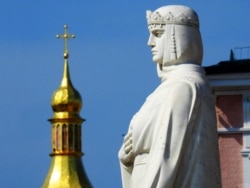 Киев. Памятник княгине Ольге, которая в 957 году приняла христианство, посетив Константинополь