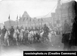A Vörös hadsereg katonái vonulnak fel a moszkvai Vörös téren valamikor 1918 és 1920 között.