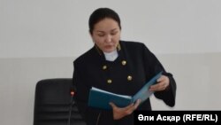 Судья суда № 2 города Актобе Алима Адилова зачитывает приговор.