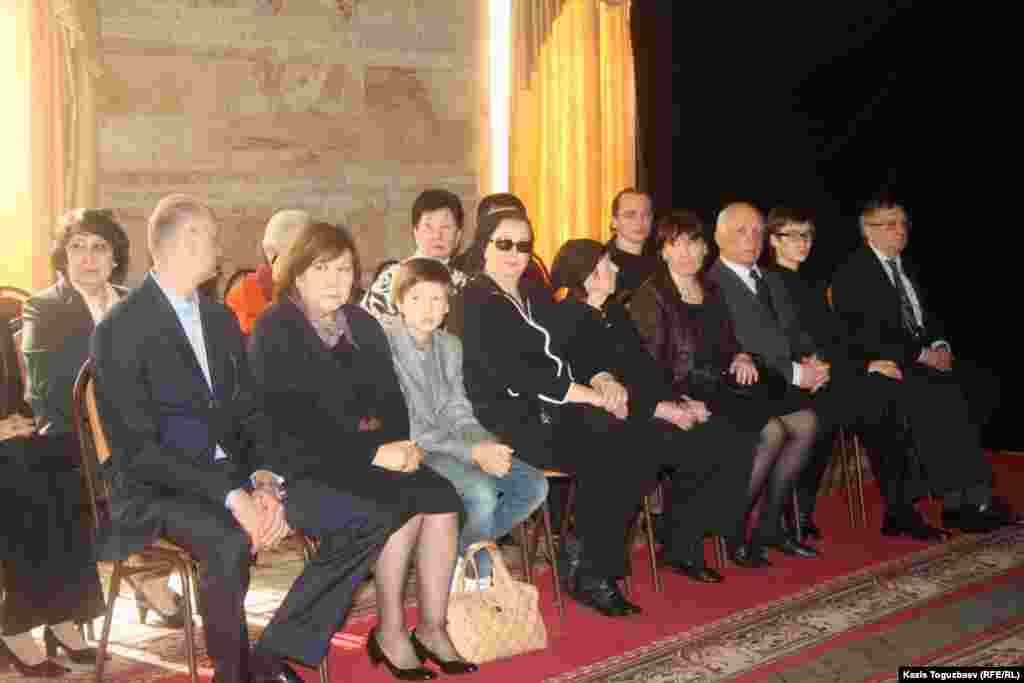 Родственники покойного Василия Шевченко, бывшего председателя КГБ Казахской ССР. Алматы, 5 апреля 2012 года.