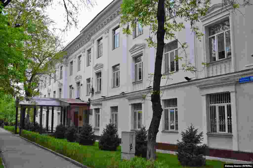 Сейчас в старом здании АН Казахской ССР находится ТОО «Научно-производственный центр микробиологии и вирусологии», а улица носит имя Богенбай-батыра (дом № 105). 