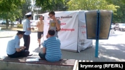 Российские полицейские запрещают акцию протеста против Сергей Меняйло в центре Севастополя, июль 2016 года