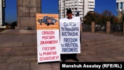Асхат Жексебаев Тәуелсіздік монументінің алдында тұр. Алматы, 18 қазан 2019 жыл.