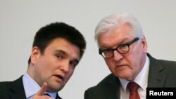 Germaniýanyň daşary işler ministri Frank-Walter Ştaýnmaýer (sagda) and Ukrainanyň daşary işler ministri Pawlo Klimkin. 23-nji fewral, 2016 ý.