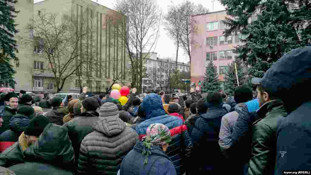 Біля дошки пошани зібралися десятки активістів, які прийшли висловити слова подяки і підтримки адвокату