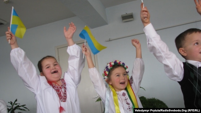 2013 год. Спустя год ученики украинской гимназии организовали «Цепь единения Украины»