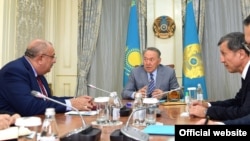 Президент Казахстана Нурсултан Назарбаев (в центре) на встрече с турецким вице-премьером Тугрулом Тюркешем (слева). Астана, 2 июня 2017 года.