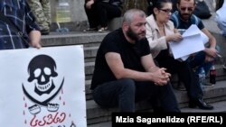 ზაზა სარალიძე საქართველოს პარლამენტთან. თბილისი, 2018 წლის 12 სექტემბერი