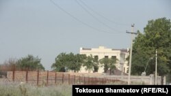 Участок в селе Кой-Таш, где, предположитель, строится дом Алмазбека Атамбаева