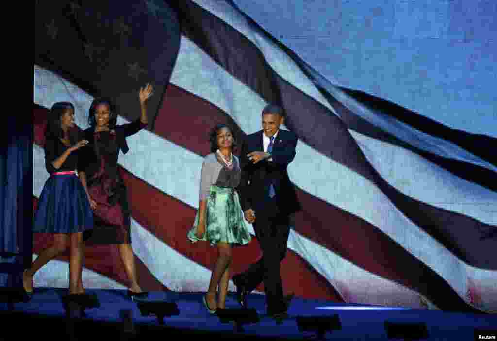 Predsednik SAD Barack Obama izlazi na pozornicu sa svojom porodicom kako bi proslavio pobedu sa pristalicama u Čikagu