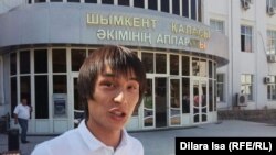 Гражданский активист Сюин Абдулла у акимата города Шымкента. 15 сентября 2017 года.