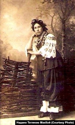 Ганна Вербицька (фото 1917 року). Її хату в селі Вороньків на Київщині спалили загарбники, відступаючи восени 1943-го