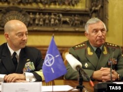 Адмірал Джеймс Ставрідіс з начальником генштабу Росії Миколою Марковим у Москві 10 жовтня 2011 року