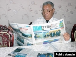 Жамбыл облыстық "Знамя труда" газетін оқып отырған адам. Сурет газет сайтынан алынды.