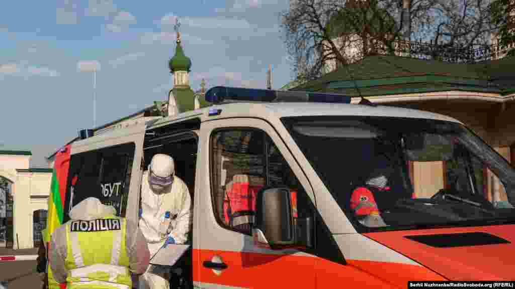 За період перебування поблизу лаври журналістам Радіо Свобода вдалося нарахувати 20 автомобілів швидкої медичної допопмоги 