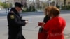 Поліцейський перевіряє документи двох жінок під час карантину, Баку, Азербайджан, 6 квітня 2020 року