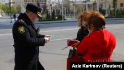 Поліцейський перевіряє документи двох жінок під час карантину, Баку, Азербайджан, 6 квітня 2020 року