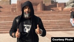 San Jay у памятника Исмоили Сомони в Душанбе. Фото из аккаунта певца в Instagram.