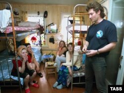 Roizman talks to patients in an isolation ward for drug addicts in a residential treatment center in Yekaterinburg in March 2004.